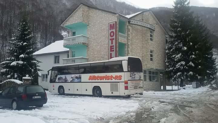 Motel Taraモイコヴァツ エクステリア 写真